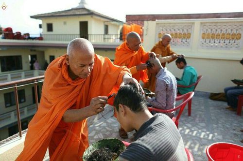 ภาพ No.19833:พิธีตัดปอยผมและแห่นาคธรรมทายาทในโครงการบรรพชาสามเณรเนปาล 150 รูป