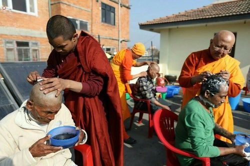 ภาพ No.19835:พิธีตัดปอยผมและแห่นาคธรรมทายาทในโครงการบรรพชาสามเณรเนปาล 150 รูป