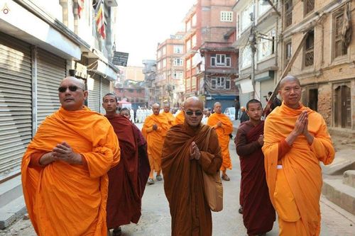 ภาพ No.19843:พิธีตัดปอยผมและแห่นาคธรรมทายาทในโครงการบรรพชาสามเณรเนปาล 150 รูป