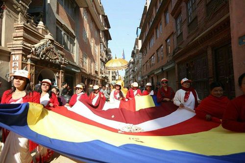 ภาพ No.19837:พิธีตัดปอยผมและแห่นาคธรรมทายาทในโครงการบรรพชาสามเณรเนปาล 150 รูป