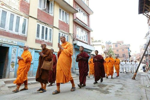 ภาพ No.19839:พิธีตัดปอยผมและแห่นาคธรรมทายาทในโครงการบรรพชาสามเณรเนปาล 150 รูป