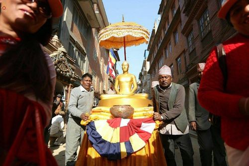 ภาพ No.19841:พิธีตัดปอยผมและแห่นาคธรรมทายาทในโครงการบรรพชาสามเณรเนปาล 150 รูป