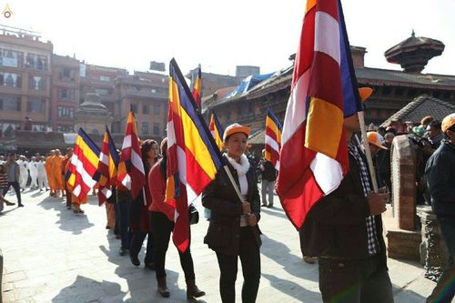 ภาพ No.19847:พิธีตัดปอยผมและแห่นาคธรรมทายาทในโครงการบรรพชาสามเณรเนปาล 150 รูป