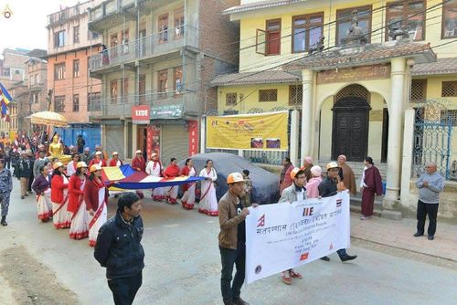 ภาพ No.19848:พิธีตัดปอยผมและแห่นาคธรรมทายาทในโครงการบรรพชาสามเณรเนปาล 150 รูป