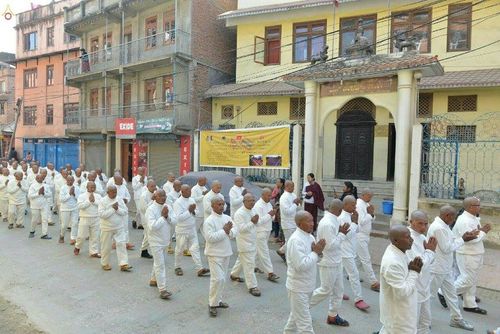 ภาพ No.19844:พิธีตัดปอยผมและแห่นาคธรรมทายาทในโครงการบรรพชาสามเณรเนปาล 150 รูป