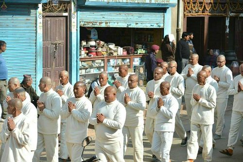 ภาพ No.19845:พิธีตัดปอยผมและแห่นาคธรรมทายาทในโครงการบรรพชาสามเณรเนปาล 150 รูป