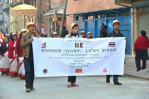 ภาพ No.19853:พิธีตัดปอยผมและแห่นาคธรรมทายาทในโครงการบรรพชาสามเณรเนปาล 150 รูป