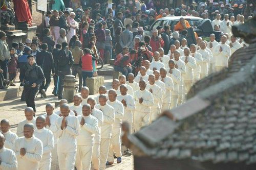 ภาพ No.19850:พิธีตัดปอยผมและแห่นาคธรรมทายาทในโครงการบรรพชาสามเณรเนปาล 150 รูป