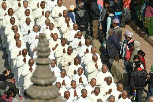 ภาพ No.19855:พิธีตัดปอยผมและแห่นาคธรรมทายาทในโครงการบรรพชาสามเณรเนปาล 150 รูป