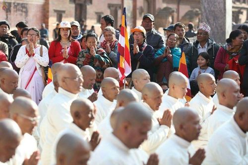 ภาพ No.19851:พิธีตัดปอยผมและแห่นาคธรรมทายาทในโครงการบรรพชาสามเณรเนปาล 150 รูป