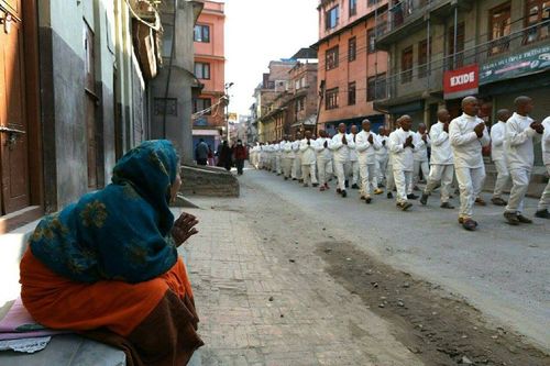 ภาพ No.19856:พิธีตัดปอยผมและแห่นาคธรรมทายาทในโครงการบรรพชาสามเณรเนปาล 150 รูป