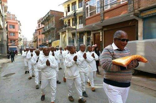 ภาพ No.19860:พิธีตัดปอยผมและแห่นาคธรรมทายาทในโครงการบรรพชาสามเณรเนปาล 150 รูป