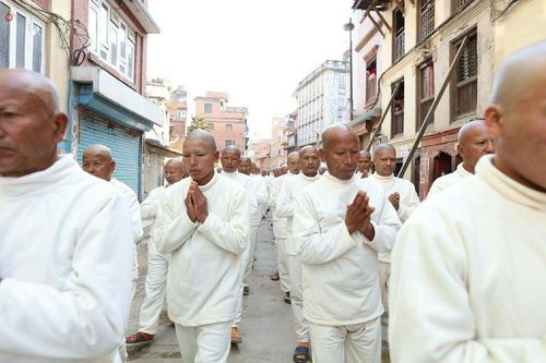 ภาพ No.19858:พิธีตัดปอยผมและแห่นาคธรรมทายาทในโครงการบรรพชาสามเณรเนปาล 150 รูป