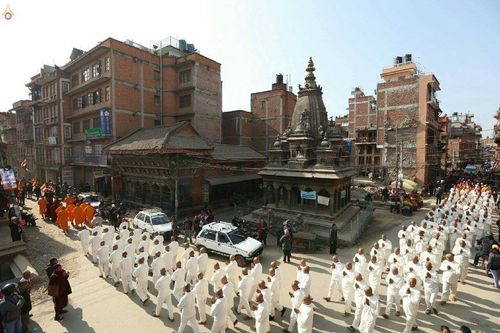 ภาพ No.19861:พิธีตัดปอยผมและแห่นาคธรรมทายาทในโครงการบรรพชาสามเณรเนปาล 150 รูป