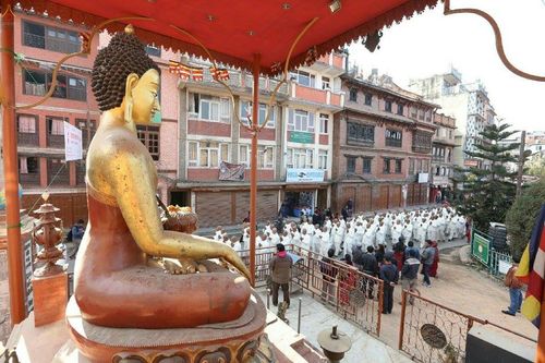 ภาพ No.19864:พิธีตัดปอยผมและแห่นาคธรรมทายาทในโครงการบรรพชาสามเณรเนปาล 150 รูป