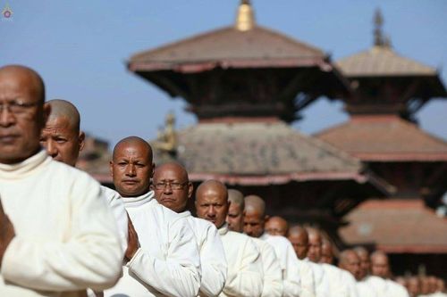 ภาพ No.19862:พิธีตัดปอยผมและแห่นาคธรรมทายาทในโครงการบรรพชาสามเณรเนปาล 150 รูป