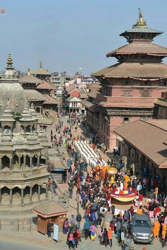 ภาพ No.19863:พิธีตัดปอยผมและแห่นาคธรรมทายาทในโครงการบรรพชาสามเณรเนปาล 150 รูป