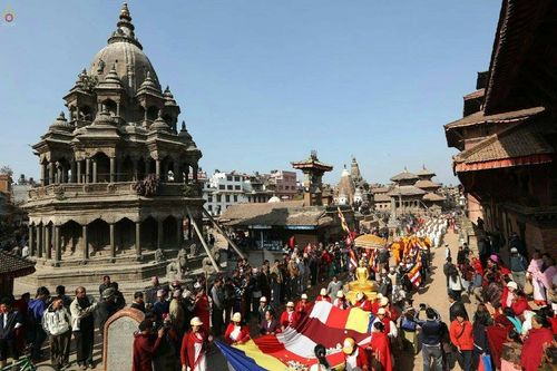 ภาพ No.19866:พิธีตัดปอยผมและแห่นาคธรรมทายาทในโครงการบรรพชาสามเณรเนปาล 150 รูป