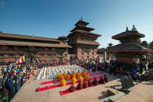 ภาพ No.19867:พิธีตัดปอยผมและแห่นาคธรรมทายาทในโครงการบรรพชาสามเณรเนปาล 150 รูป