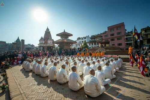 ภาพ No.19869:พิธีตัดปอยผมและแห่นาคธรรมทายาทในโครงการบรรพชาสามเณรเนปาล 150 รูป