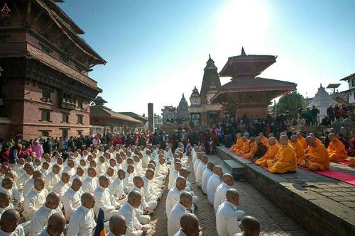 ภาพ No.19868:พิธีตัดปอยผมและแห่นาคธรรมทายาทในโครงการบรรพชาสามเณรเนปาล 150 รูป