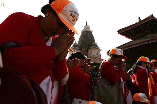 ภาพ No.19871:พิธีตัดปอยผมและแห่นาคธรรมทายาทในโครงการบรรพชาสามเณรเนปาล 150 รูป