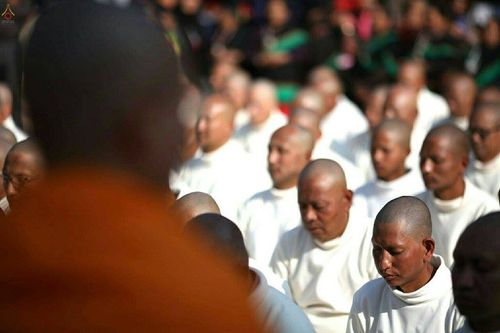 ภาพ No.19873:พิธีตัดปอยผมและแห่นาคธรรมทายาทในโครงการบรรพชาสามเณรเนปาล 150 รูป