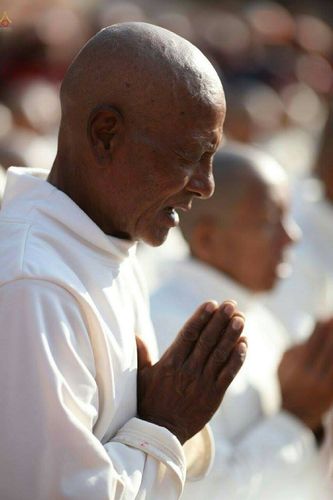 ภาพ No.19874:พิธีตัดปอยผมและแห่นาคธรรมทายาทในโครงการบรรพชาสามเณรเนปาล 150 รูป