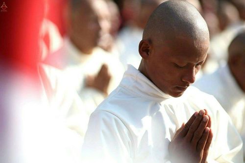 ภาพ No.19875:พิธีตัดปอยผมและแห่นาคธรรมทายาทในโครงการบรรพชาสามเณรเนปาล 150 รูป