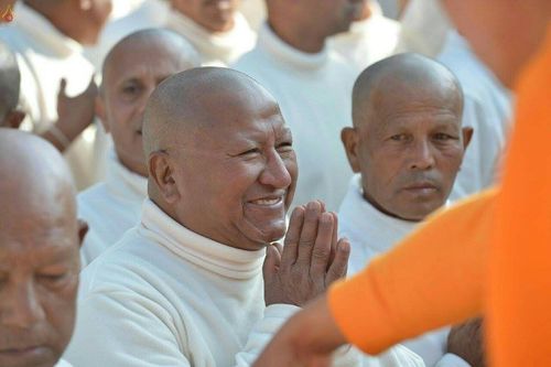 ภาพ No.19876:พิธีตัดปอยผมและแห่นาคธรรมทายาทในโครงการบรรพชาสามเณรเนปาล 150 รูป