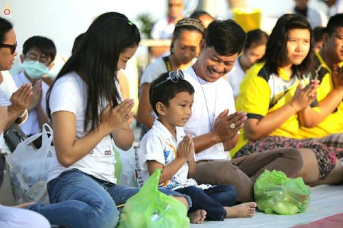 ภาพ No.19641:ประมวลภาพตักบาตรพระ 1,199 รูป ณ ถนนชายหาดพัทยากลาง