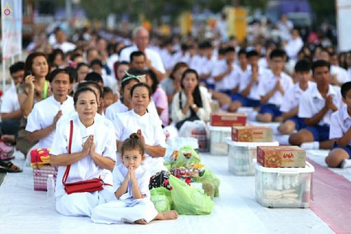 ภาพ No.19642:ประมวลภาพตักบาตรพระ 1,199 รูป ณ ถนนชายหาดพัทยากลาง