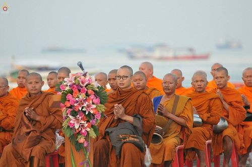 ภาพ No.19639:ประมวลภาพตักบาตรพระ 1,199 รูป ณ ถนนชายหาดพัทยากลาง