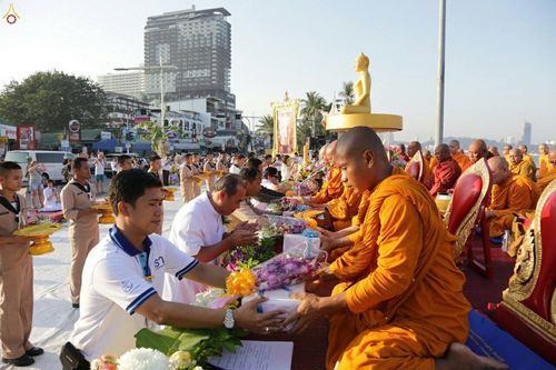 ภาพ No.19645:ประมวลภาพตักบาตรพระ 1,199 รูป ณ ถนนชายหาดพัทยากลาง