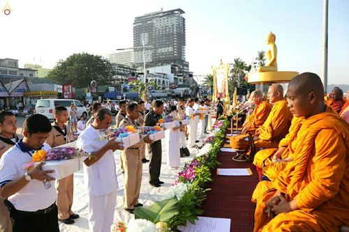 ภาพ No.19647:ประมวลภาพตักบาตรพระ 1,199 รูป ณ ถนนชายหาดพัทยากลาง