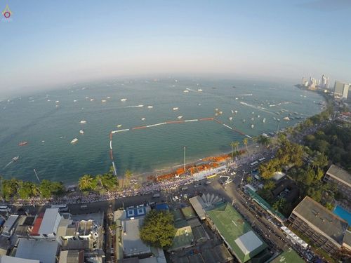 ภาพ No.19649:ประมวลภาพตักบาตรพระ 1,199 รูป ณ ถนนชายหาดพัทยากลาง