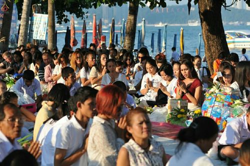 ภาพ No.19650:ประมวลภาพตักบาตรพระ 1,199 รูป ณ ถนนชายหาดพัทยากลาง