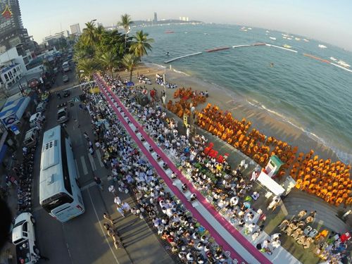 ภาพ No.19651:ประมวลภาพตักบาตรพระ 1,199 รูป ณ ถนนชายหาดพัทยากลาง