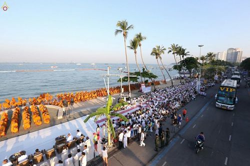 ภาพ No.19655:ประมวลภาพตักบาตรพระ 1,199 รูป ณ ถนนชายหาดพัทยากลาง