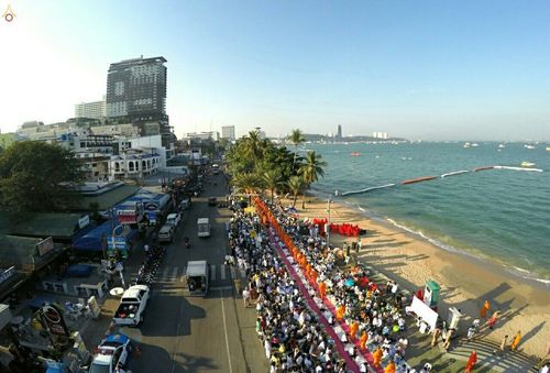 ภาพ No.19656:ประมวลภาพตักบาตรพระ 1,199 รูป ณ ถนนชายหาดพัทยากลาง