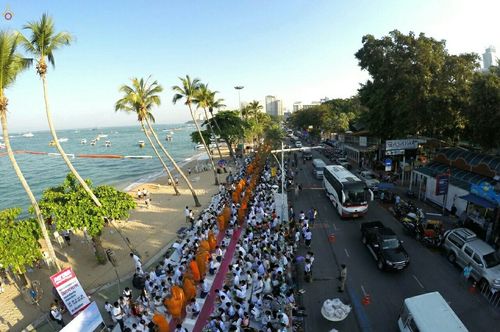 ภาพ No.19657:ประมวลภาพตักบาตรพระ 1,199 รูป ณ ถนนชายหาดพัทยากลาง