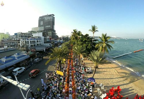 ภาพ No.19660:ประมวลภาพตักบาตรพระ 1,199 รูป ณ ถนนชายหาดพัทยากลาง