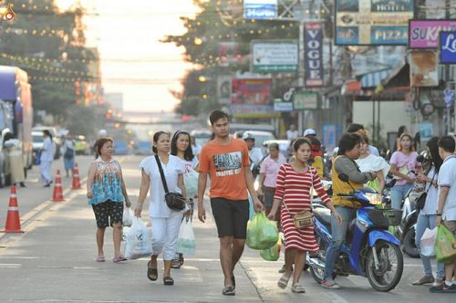 ภาพ No.19646:ประมวลภาพตักบาตรพระ 1,199 รูป ณ ถนนชายหาดพัทยากลาง