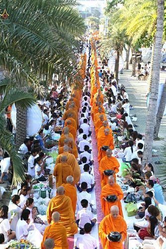 ภาพ No.19658:ประมวลภาพตักบาตรพระ 1,199 รูป ณ ถนนชายหาดพัทยากลาง