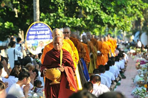 ภาพ No.19659:ประมวลภาพตักบาตรพระ 1,199 รูป ณ ถนนชายหาดพัทยากลาง