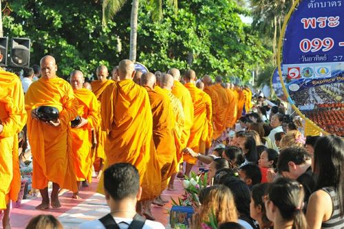 ภาพ No.19662:ประมวลภาพตักบาตรพระ 1,199 รูป ณ ถนนชายหาดพัทยากลาง