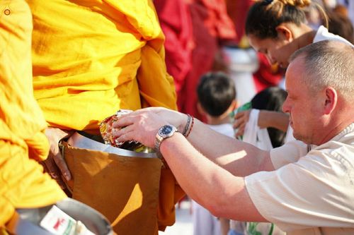 ภาพ No.19663:ประมวลภาพตักบาตรพระ 1,199 รูป ณ ถนนชายหาดพัทยากลาง