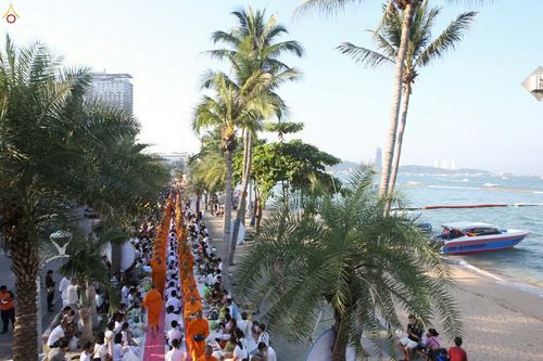 ภาพ No.19666:ประมวลภาพตักบาตรพระ 1,199 รูป ณ ถนนชายหาดพัทยากลาง