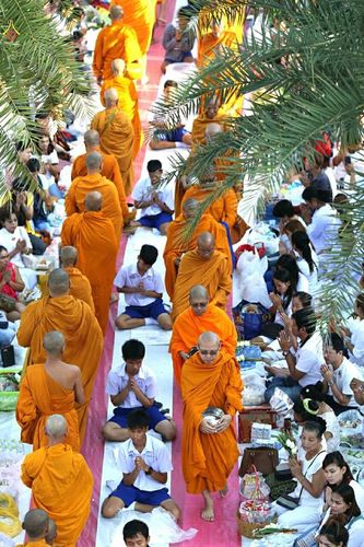ภาพ No.19665:ประมวลภาพตักบาตรพระ 1,199 รูป ณ ถนนชายหาดพัทยากลาง