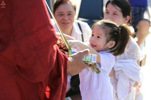 ภาพ No.19664:ประมวลภาพตักบาตรพระ 1,199 รูป ณ ถนนชายหาดพัทยากลาง